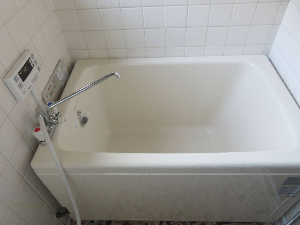 ホールインワン浴槽と壁貫通型給湯器の設置｜関東機器サービス